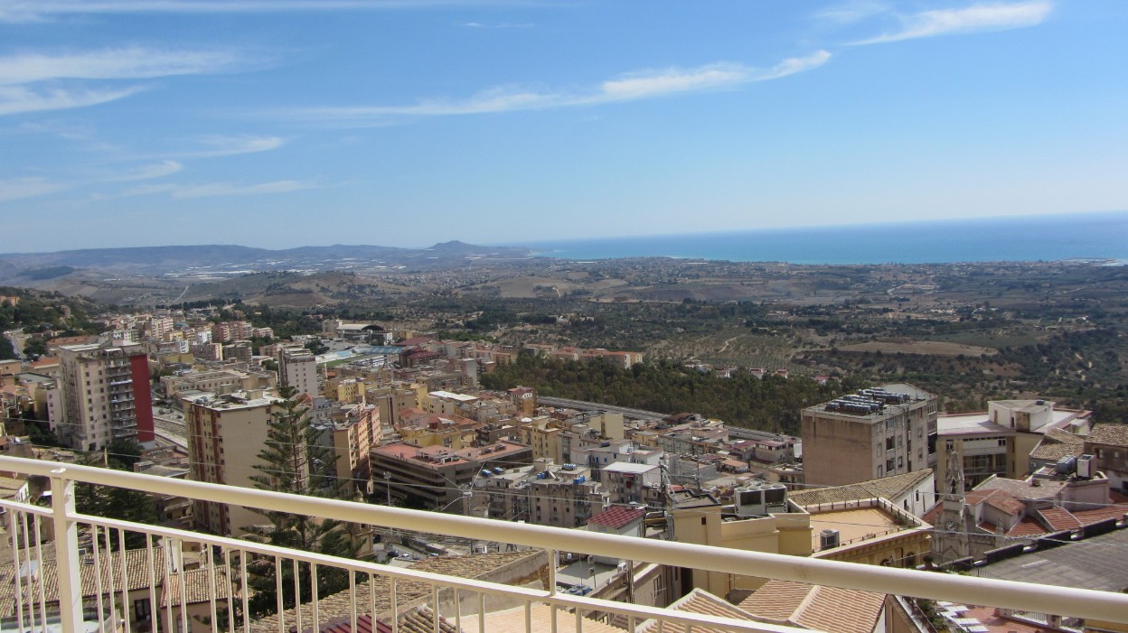 Vista città valle mare